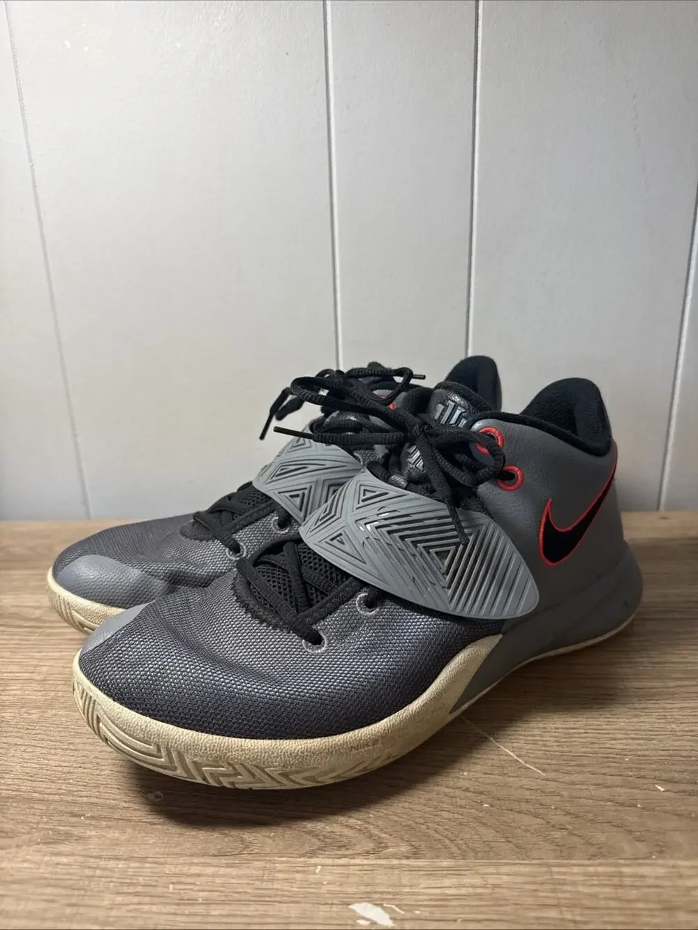 Nike Kyrie Flytrap 3 Zoom Gray Basketball Sneaker Shoes BQ3060-010 Size 9.5 D3